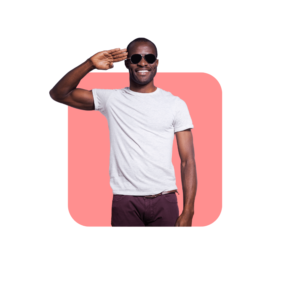 Homme au garde à vous sur fond rose - manager coach