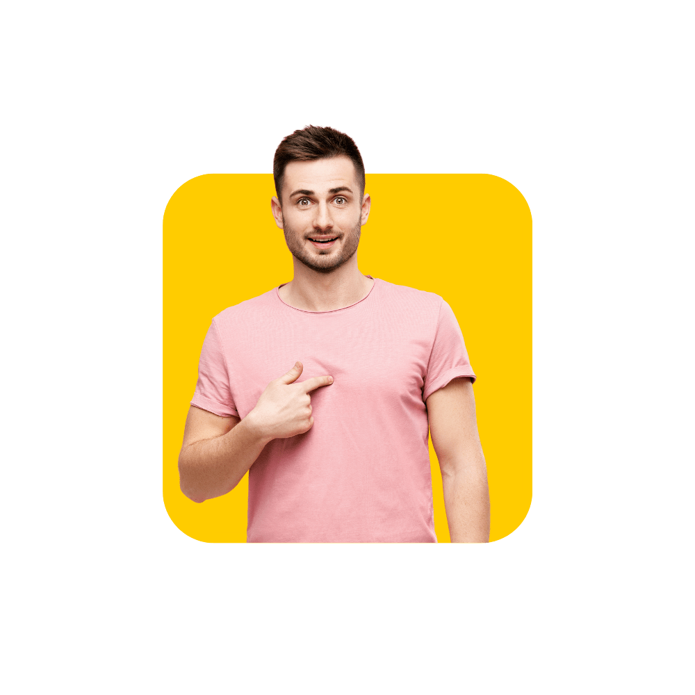 Homme tee-shirt rose sur fond jaune doigt pointé sur lui - coach manager