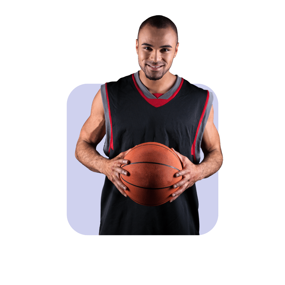 Homme en maillot de basket noir et ballon dans les mains - développer son leadership