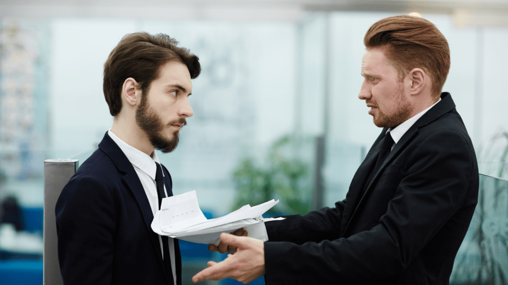 Header manager coach - 2 hommes en costume avec des feuilles blanches à la main