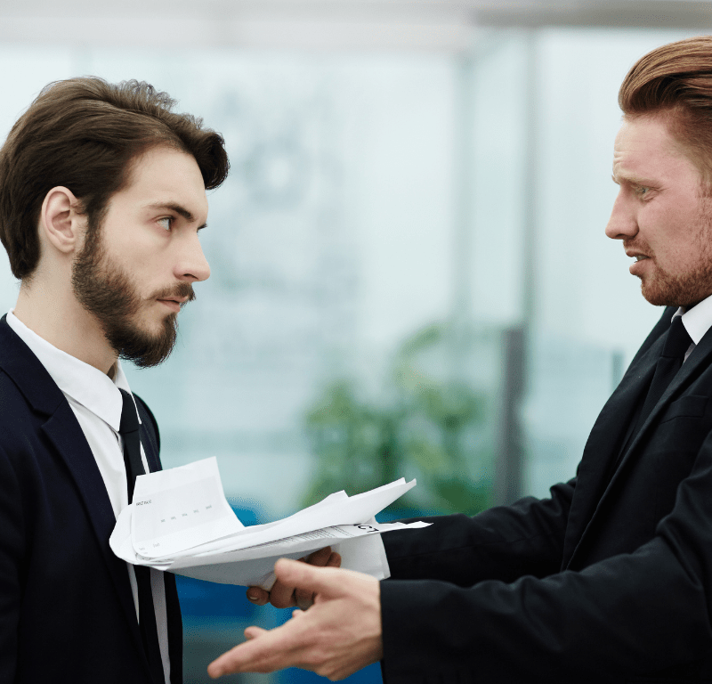 Header manager coach - 2 hommes en costume avec des feuilles blanches à la main