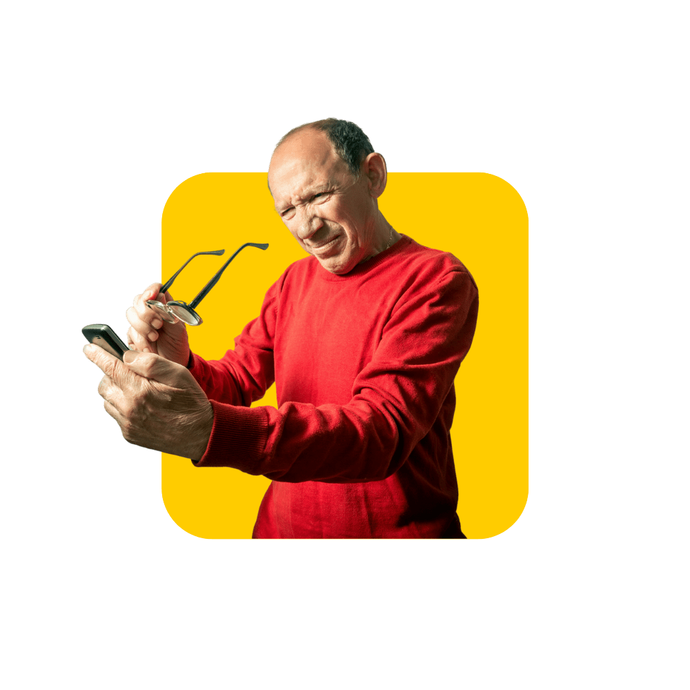 Personne âgée avec pull rouge et lunettes sur son téléphone sur fond jaune - améliorer la relation client partie 1
