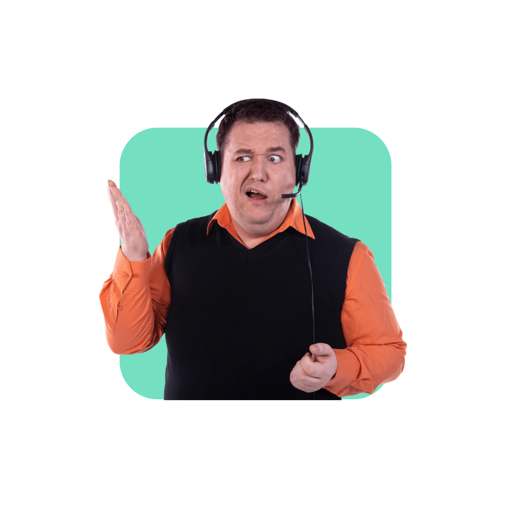 Homme avec casque et chemise orange avec main en l'air - améliorer la relation client