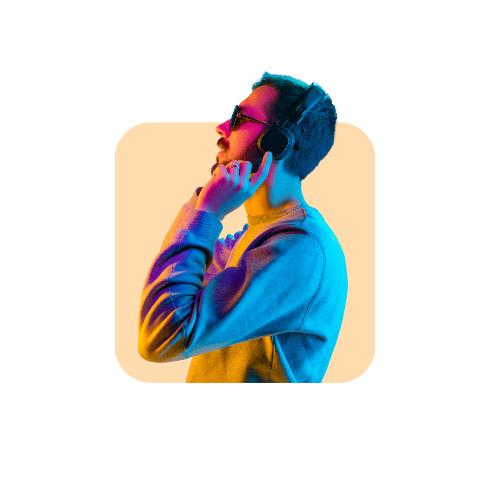 Homme avec casque sur les oreilles et pull gris sur fond oranger