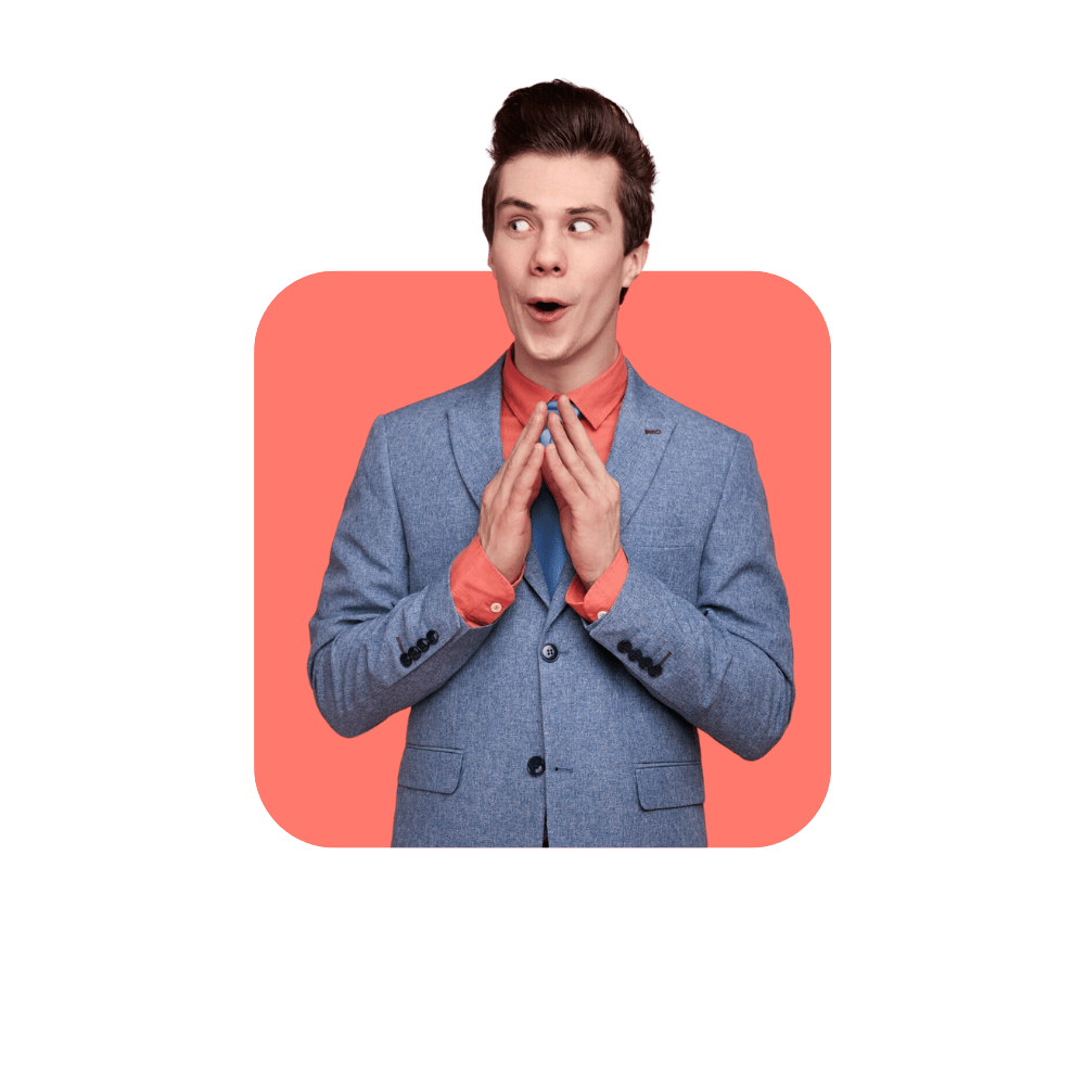 Homme en costard bleu gris et chemise corail sur fond corail - les soft skills incontournables des managers