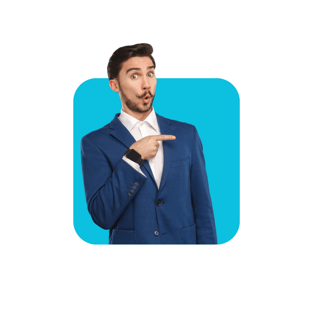 Homme en costard bleu chemise blanche qui pointe du doigt sa gauche sur fond bleu - les soft skills incontournables du manager