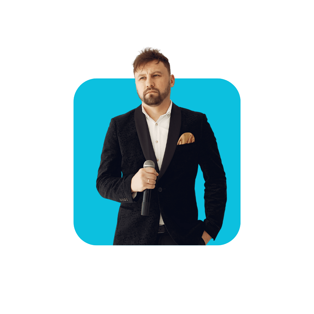 l'art du pitch soigner son entree - homme barbu en costard avec un micro à la main