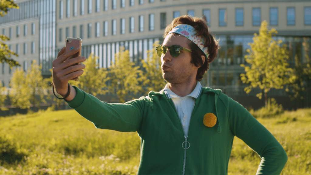 Homme en visio avec son téléphone avec bandeau - améliorer la relation client