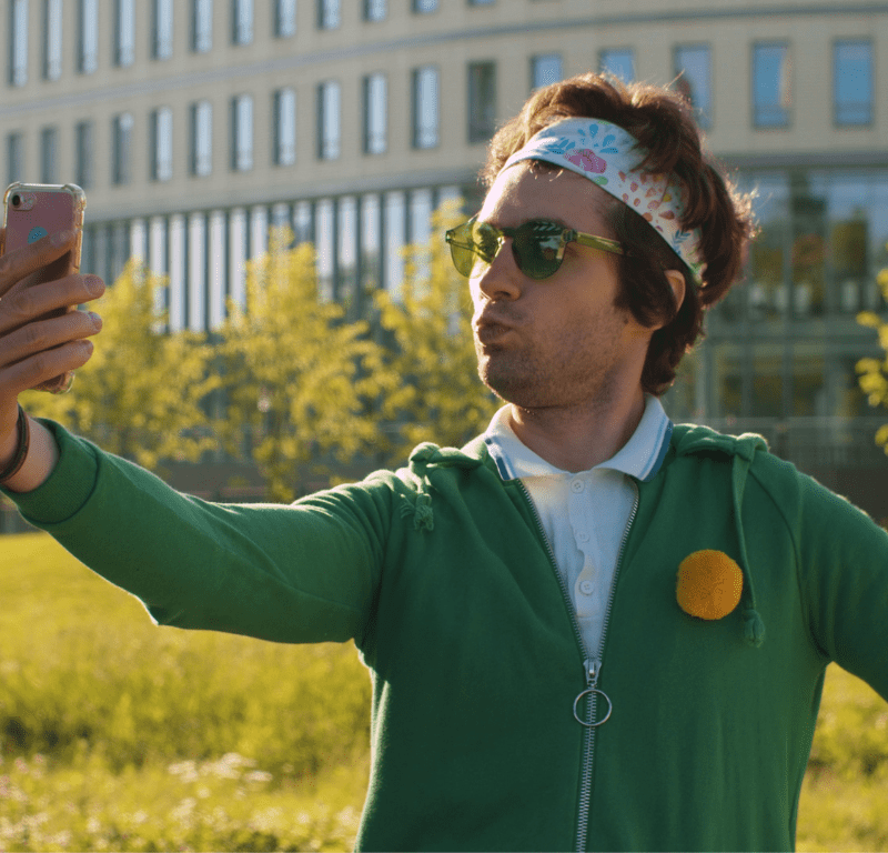 Homme en visio avec son téléphone avec bandeau - améliorer la relation client