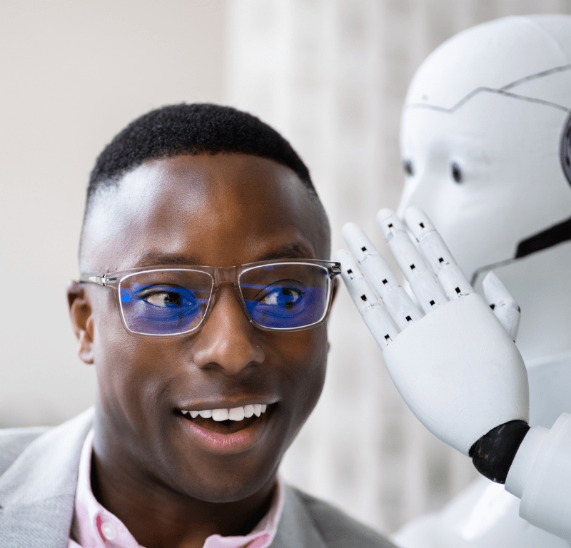 IA outil de formation, homme noir avec lunettes de vue et robot qui lui parle à l'oreille
