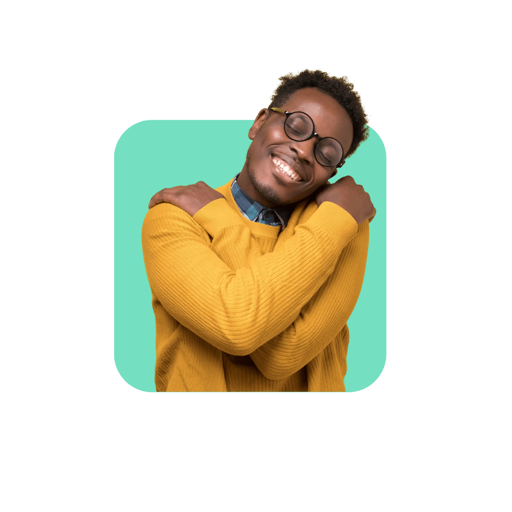 Homme noir avec pull jaune se fait un câlin - management par le care