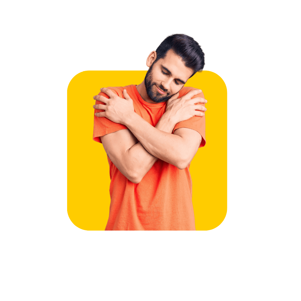 Homme avec tee-shirt orange qui se fait un câlin - management par le care