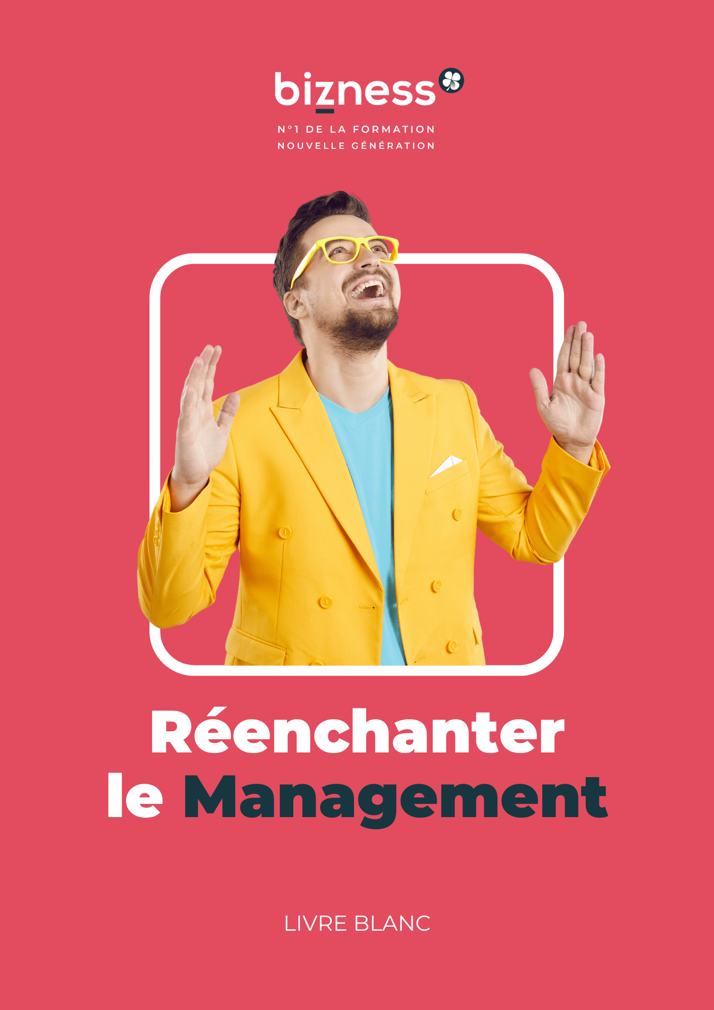 Couverture livre blanc - Réenchanter le management - Homme avec veste de costard jaune lunettes jaunes les mains levée sourit.