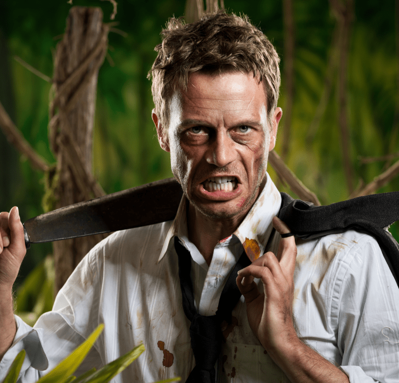 Homme en chemise blanc et cravate avec sabre dans la jungle - header gestion des incivilités