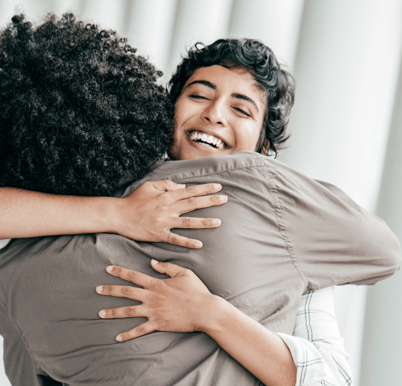header deux personnes se faisant un câlin homme et femme